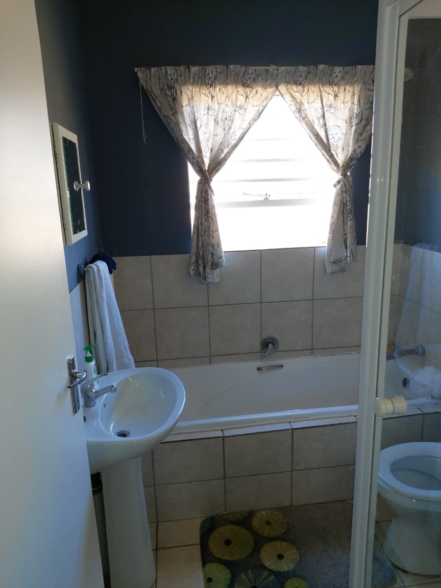 To Let 3 Bedroom Property for Rent in Heuwelsig Estate Gauteng