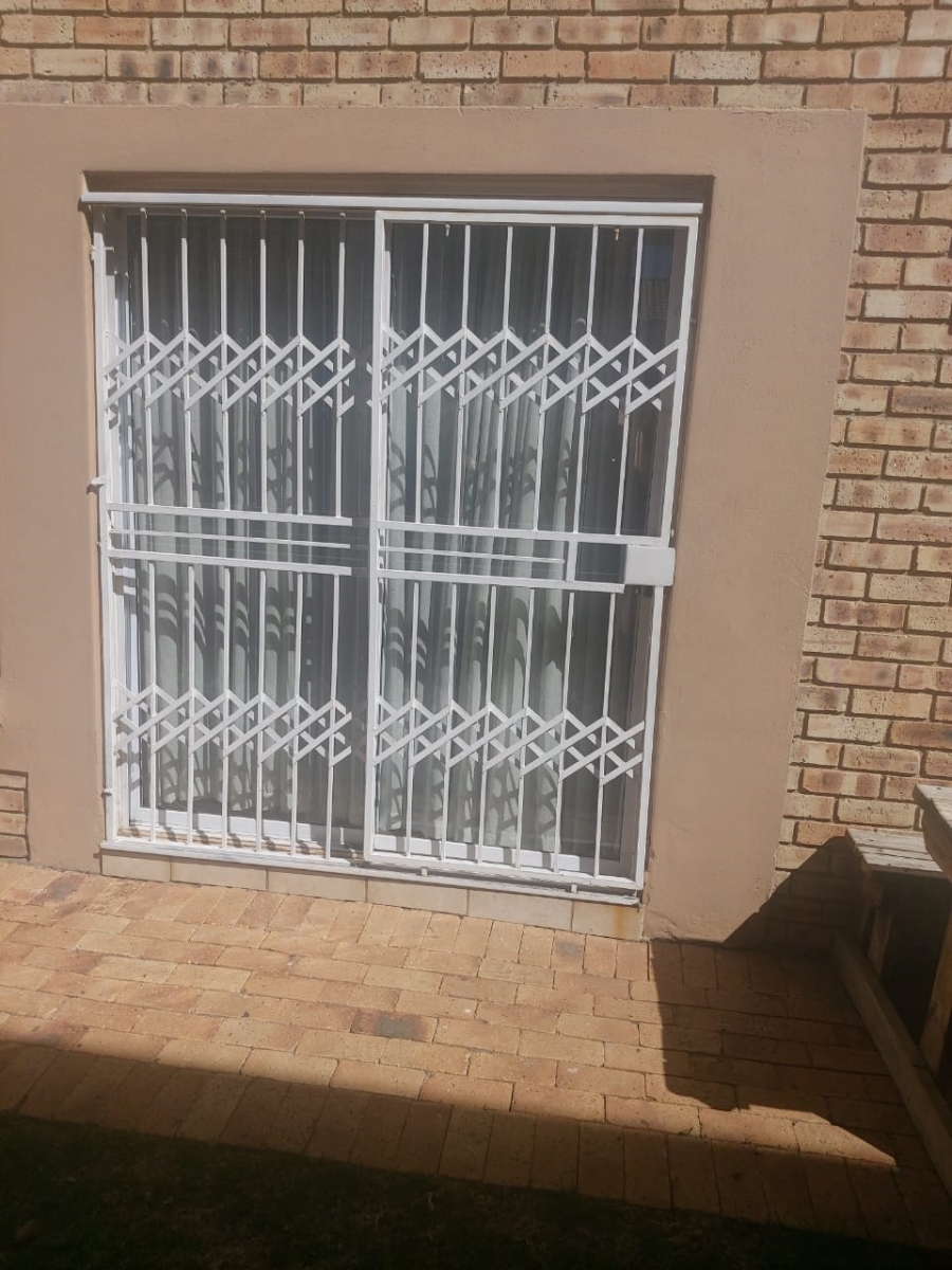 To Let 3 Bedroom Property for Rent in Heuwelsig Estate Gauteng