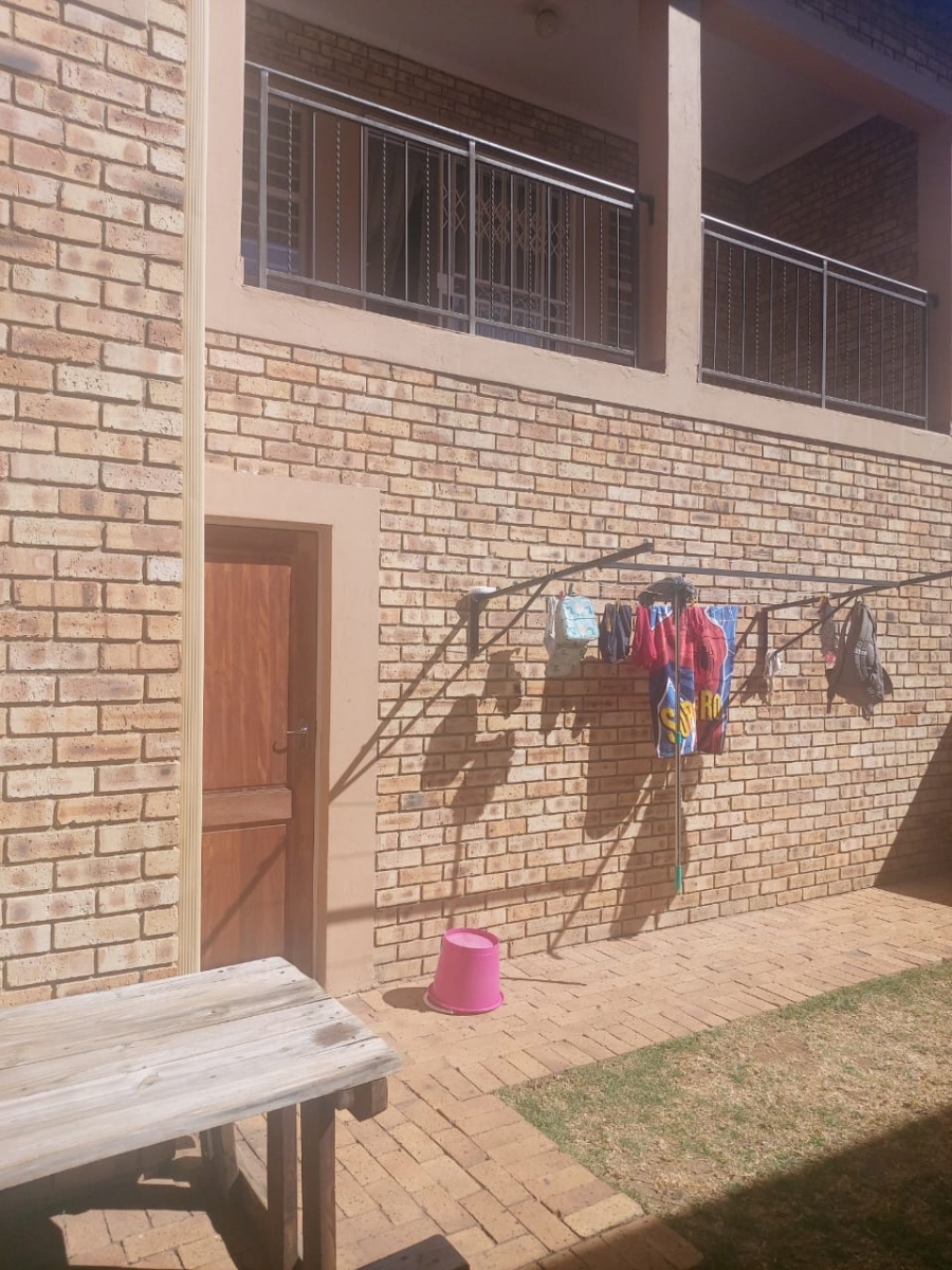 To Let 3 Bedroom Property for Rent in Heuwelsig Estate Gauteng