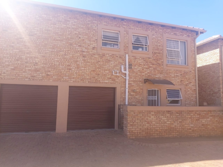 To Let 3 Bedroom Property for Rent in Heuwelsig Estate Gauteng