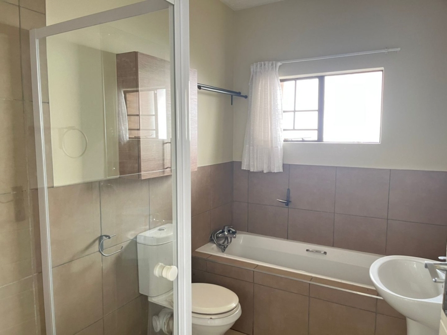 To Let 3 Bedroom Property for Rent in Noordwyk Gauteng