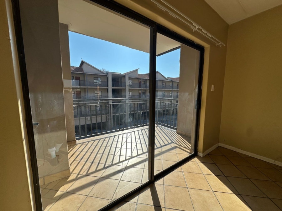 To Let 2 Bedroom Property for Rent in Florida Lake Gauteng