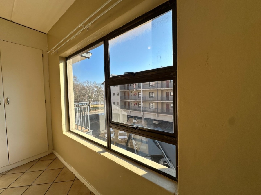 To Let 2 Bedroom Property for Rent in Florida Lake Gauteng