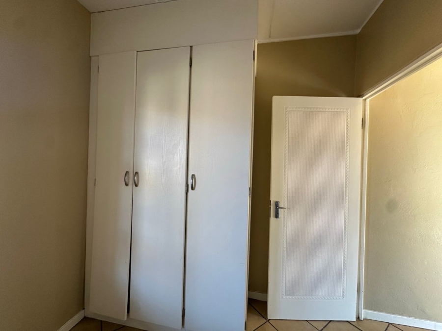 To Let 2 Bedroom Property for Rent in Florida Lake Gauteng