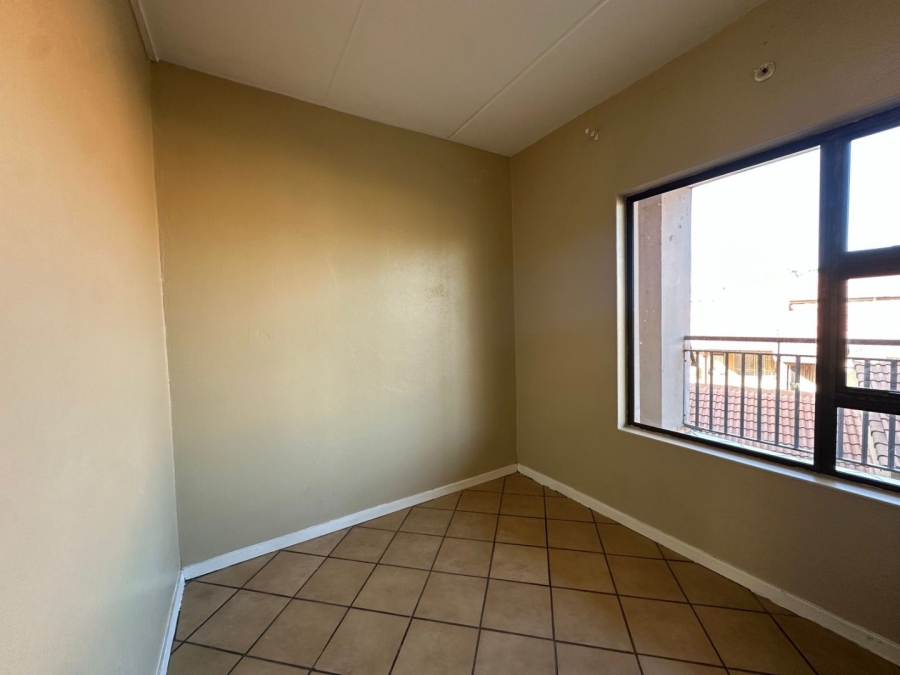 To Let 2 Bedroom Property for Rent in Florida Lake Gauteng