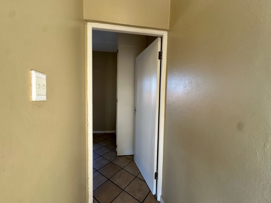 To Let 2 Bedroom Property for Rent in Florida Lake Gauteng