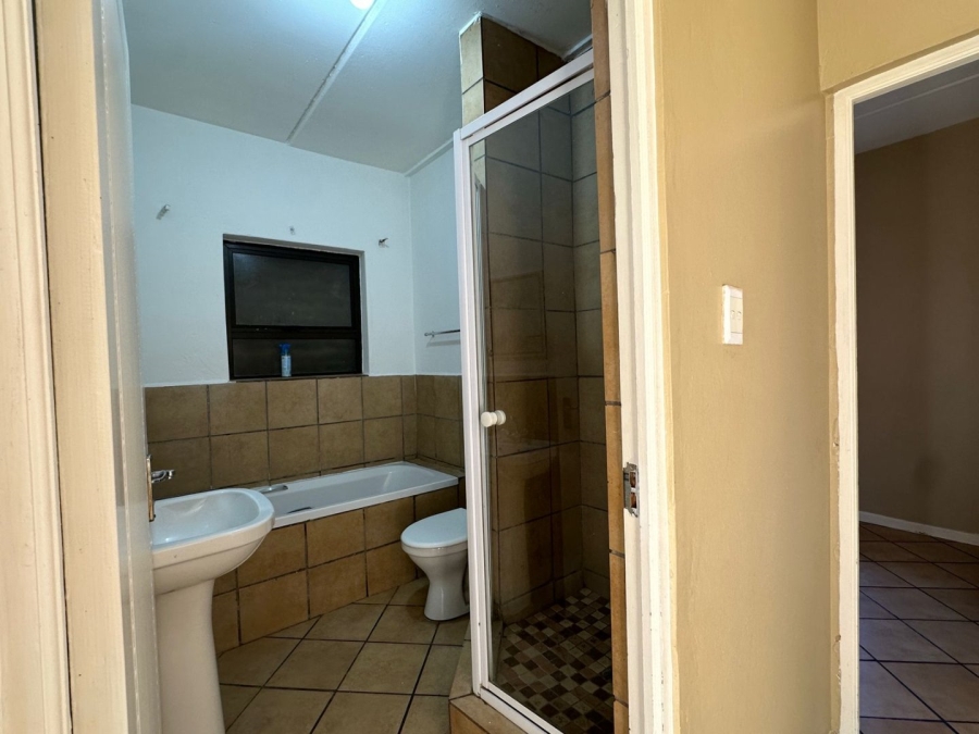 To Let 2 Bedroom Property for Rent in Florida Lake Gauteng