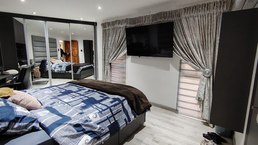 8 Bedroom Property for Sale in Eldoglen Gauteng