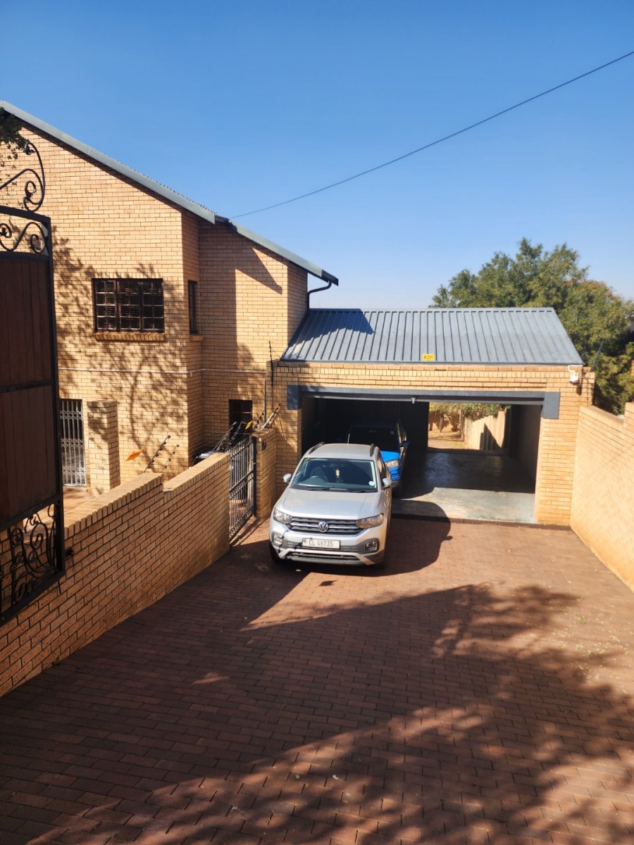4 Bedroom Property for Sale in Zwartkop Gauteng