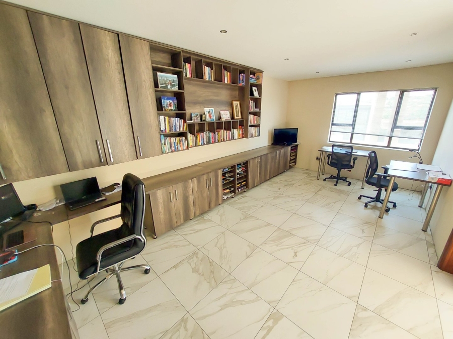 5 Bedroom Property for Sale in Blue Valley Golf Estate Gauteng