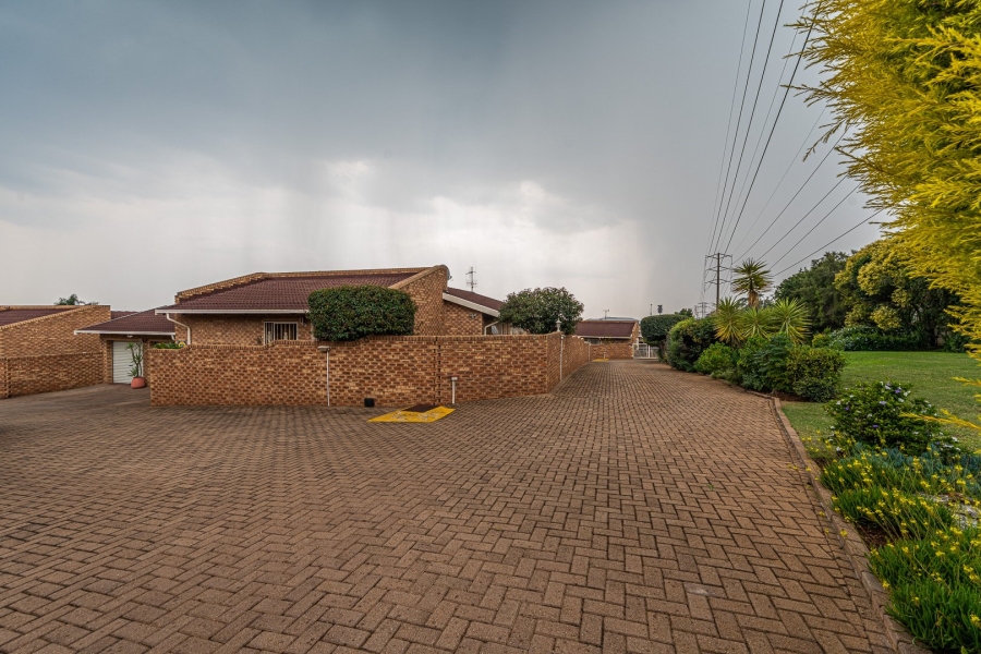 3 Bedroom Property for Sale in Helderkruin Gauteng