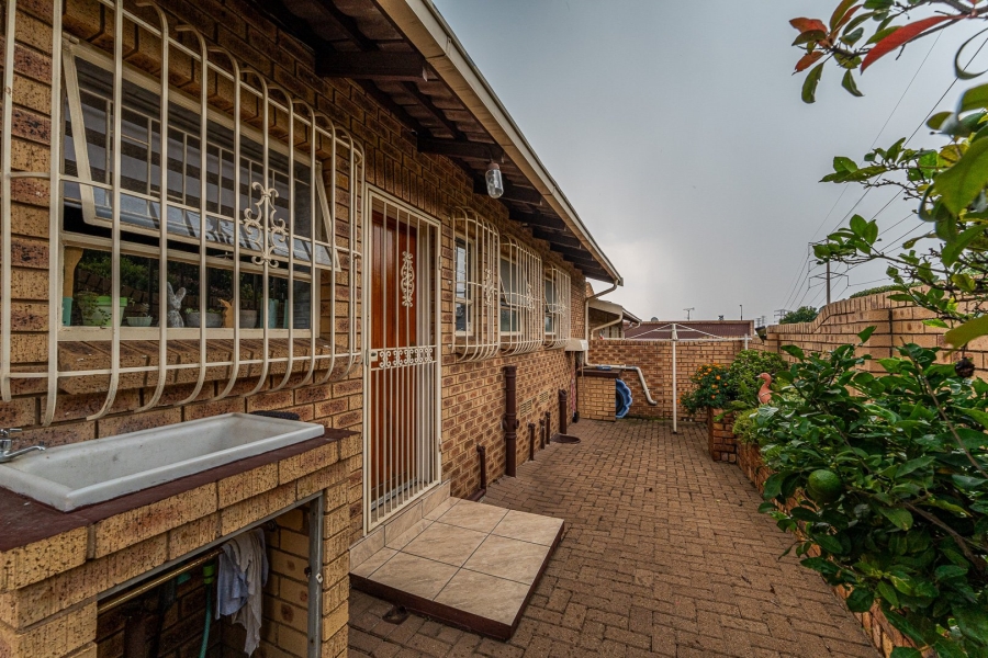 3 Bedroom Property for Sale in Helderkruin Gauteng