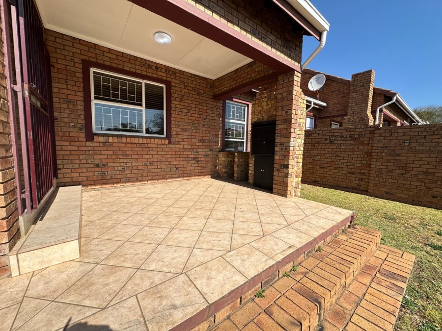3 Bedroom Property for Sale in Amberfield Crest Estate Gauteng