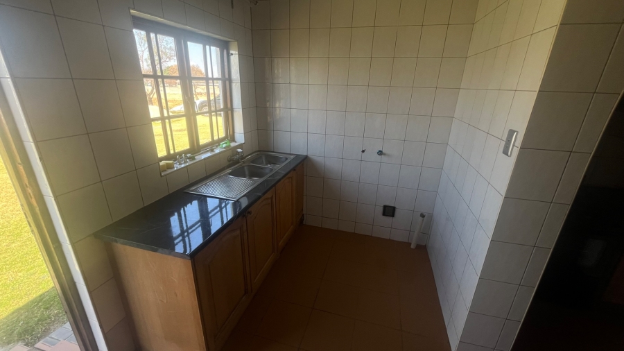 To Let 5 Bedroom Property for Rent in Cloverdene Gauteng