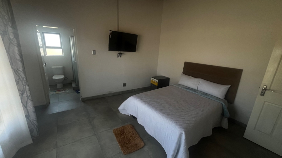 To Let 5 Bedroom Property for Rent in Cloverdene Gauteng