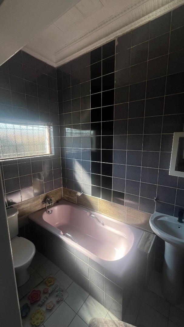 To Let 5 Bedroom Property for Rent in Cloverdene Gauteng
