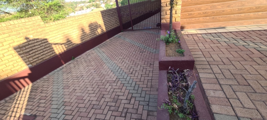 To Let 4 Bedroom Property for Rent in Laudium Gauteng