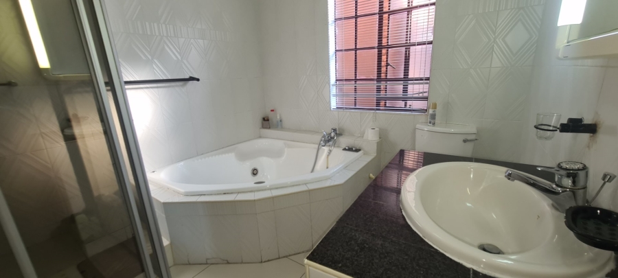 To Let 4 Bedroom Property for Rent in Laudium Gauteng