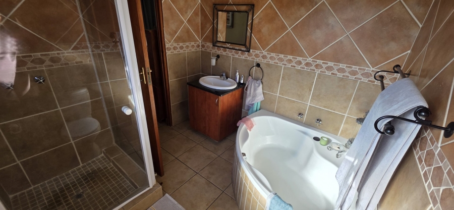 3 Bedroom Property for Sale in Amberfield Crest Estate Gauteng
