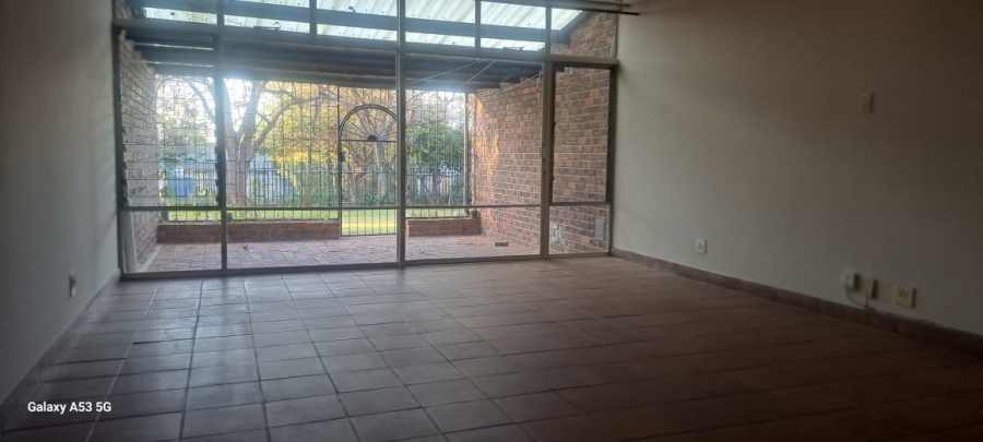 To Let 2 Bedroom Property for Rent in Queenswood Gauteng