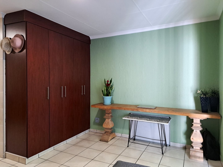 To Let 2 Bedroom Property for Rent in Vorna Valley Gauteng