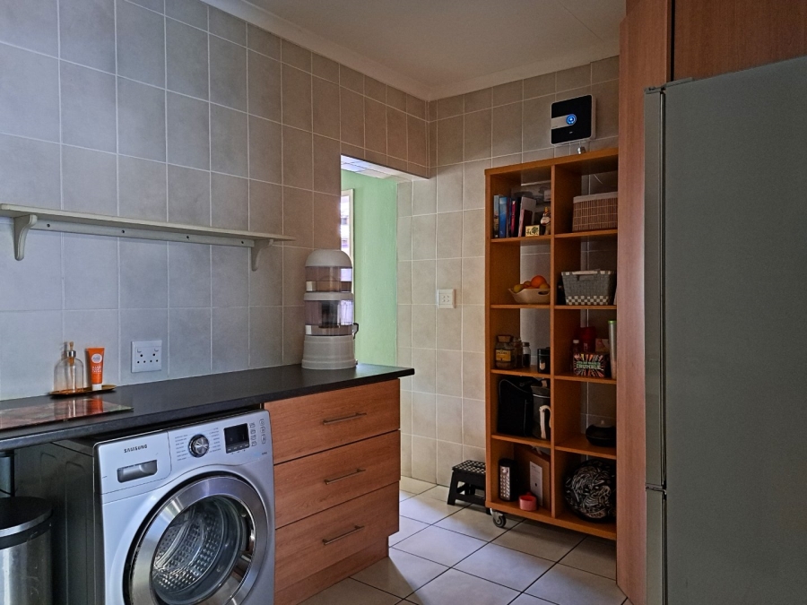 To Let 2 Bedroom Property for Rent in Vorna Valley Gauteng