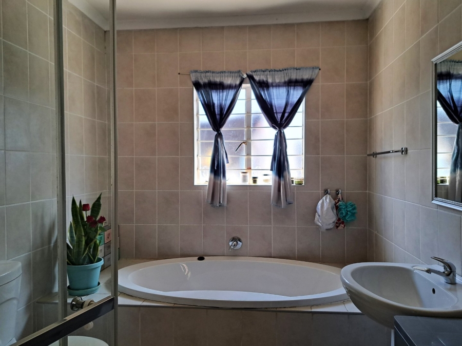 To Let 2 Bedroom Property for Rent in Vorna Valley Gauteng