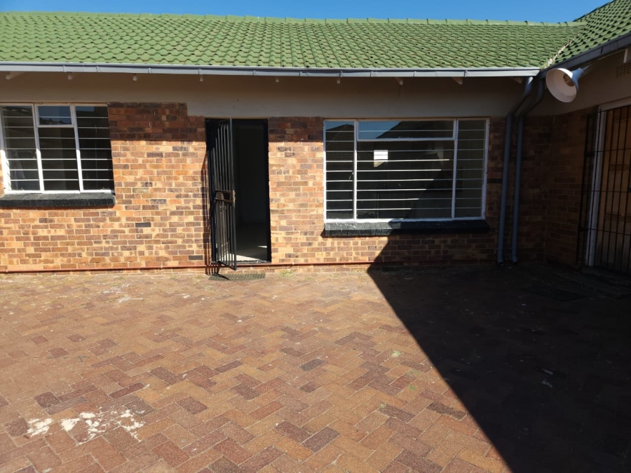 To Let 2 Bedroom Property for Rent in Robertsham Gauteng