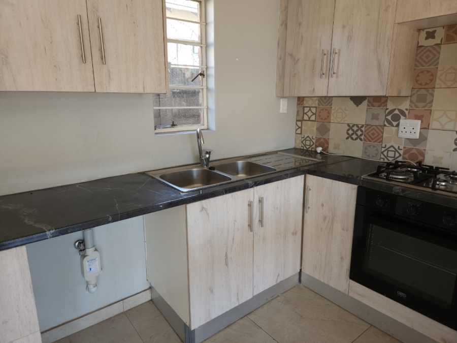 To Let 2 Bedroom Property for Rent in Robertsham Gauteng
