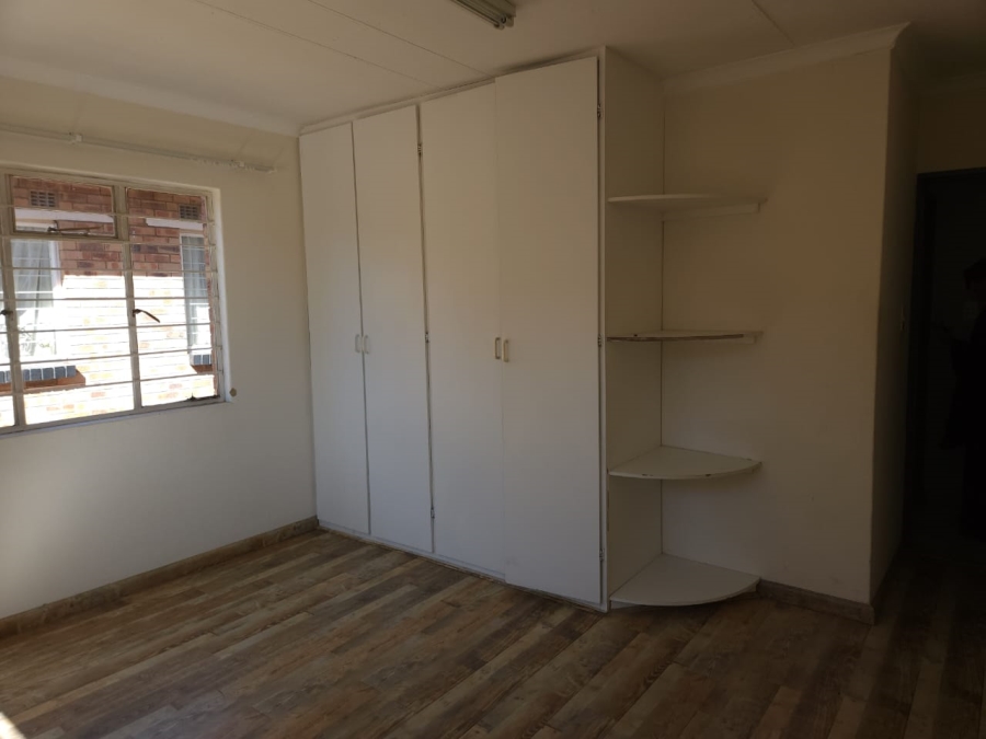 To Let 2 Bedroom Property for Rent in Robertsham Gauteng