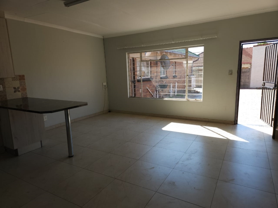 To Let 2 Bedroom Property for Rent in Robertsham Gauteng