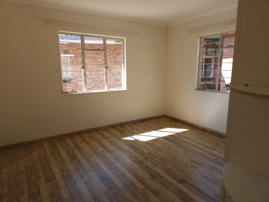 To Let 2 Bedroom Property for Rent in Robertsham Gauteng