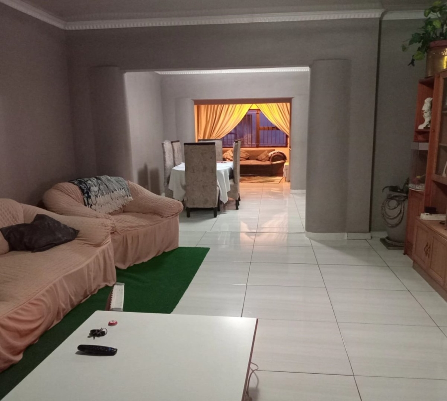 5 Bedroom Property for Sale in Etwatwa Gauteng