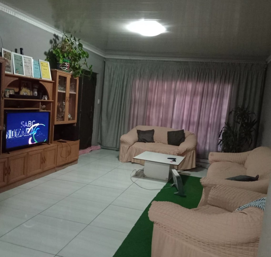 5 Bedroom Property for Sale in Etwatwa Gauteng