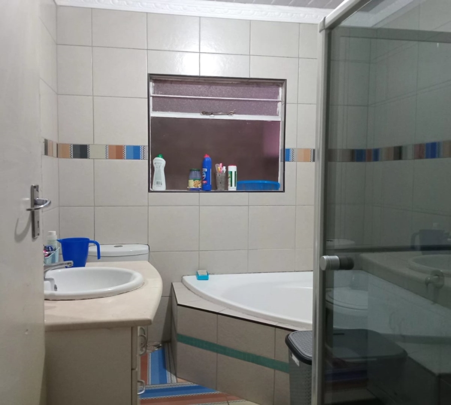 5 Bedroom Property for Sale in Etwatwa Gauteng