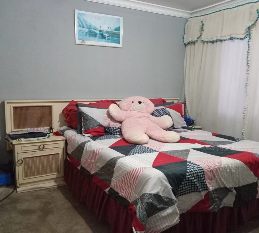 5 Bedroom Property for Sale in Etwatwa Gauteng