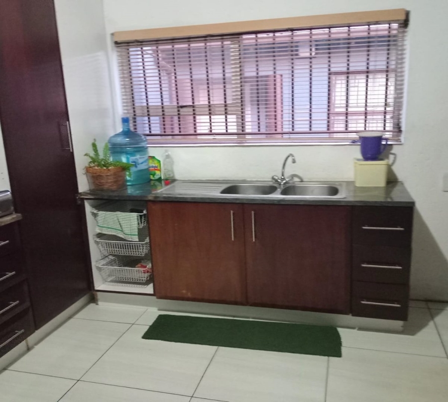 5 Bedroom Property for Sale in Etwatwa Gauteng