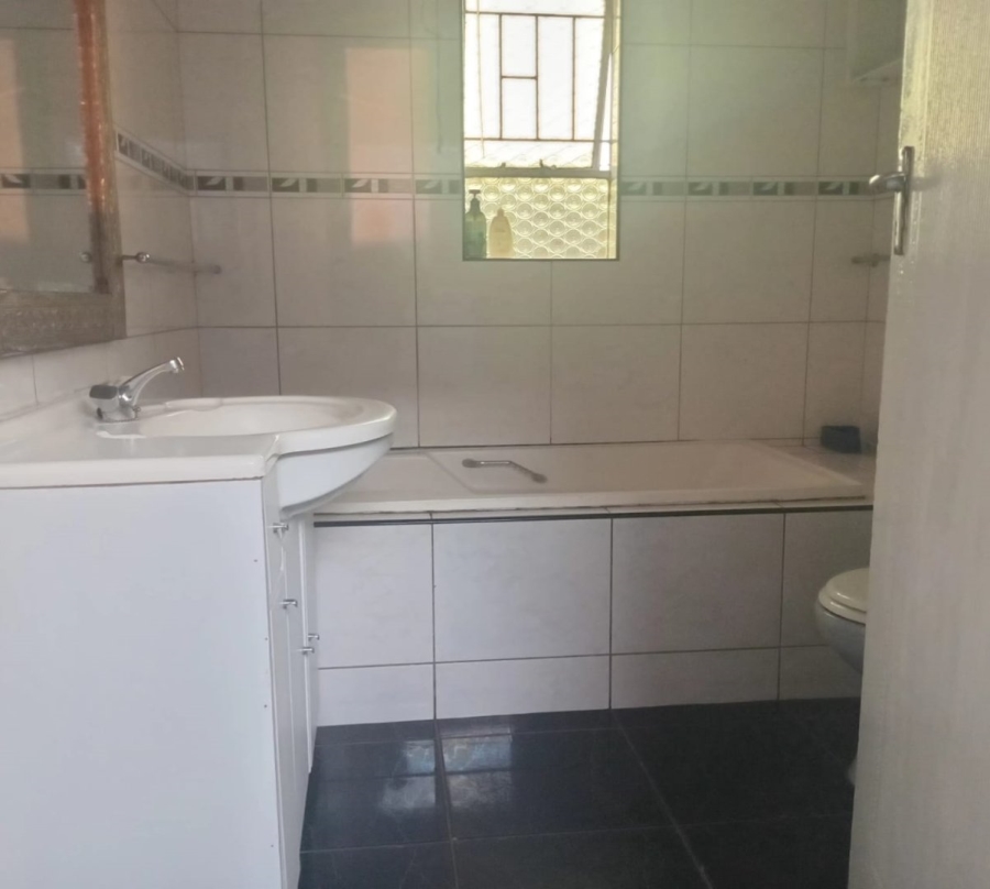 5 Bedroom Property for Sale in Etwatwa Gauteng