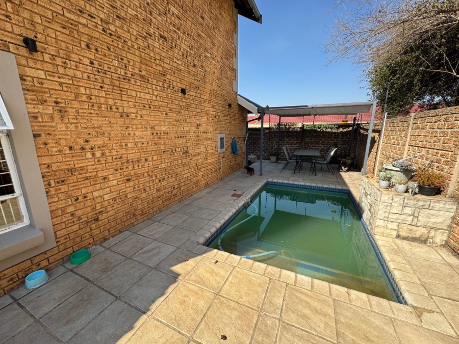 3 Bedroom Property for Sale in Birchleigh Gauteng
