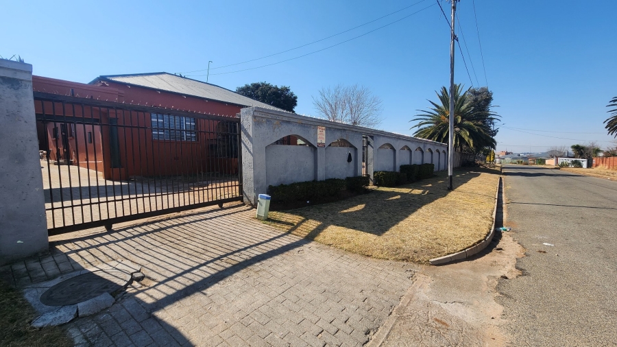 7 Bedroom Property for Sale in Maraisburg Gauteng