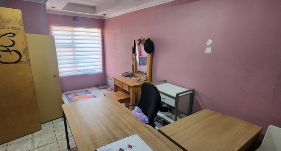 7 Bedroom Property for Sale in Maraisburg Gauteng
