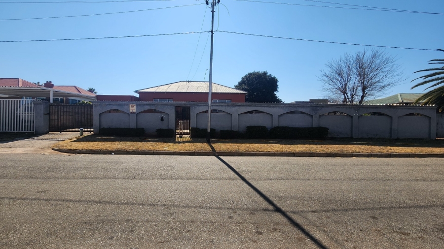 7 Bedroom Property for Sale in Maraisburg Gauteng