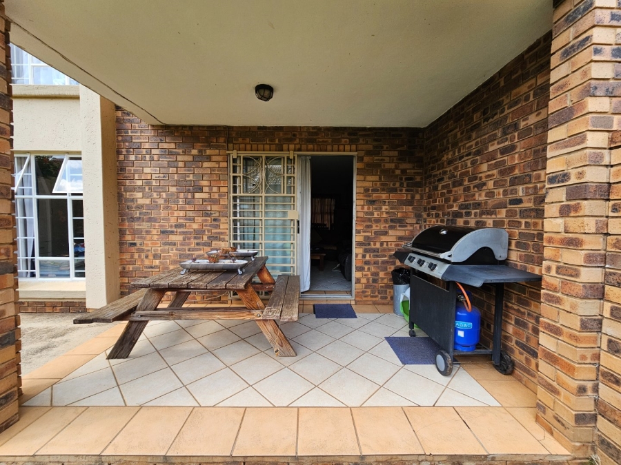 2 Bedroom Property for Sale in Die Hoewes Gauteng