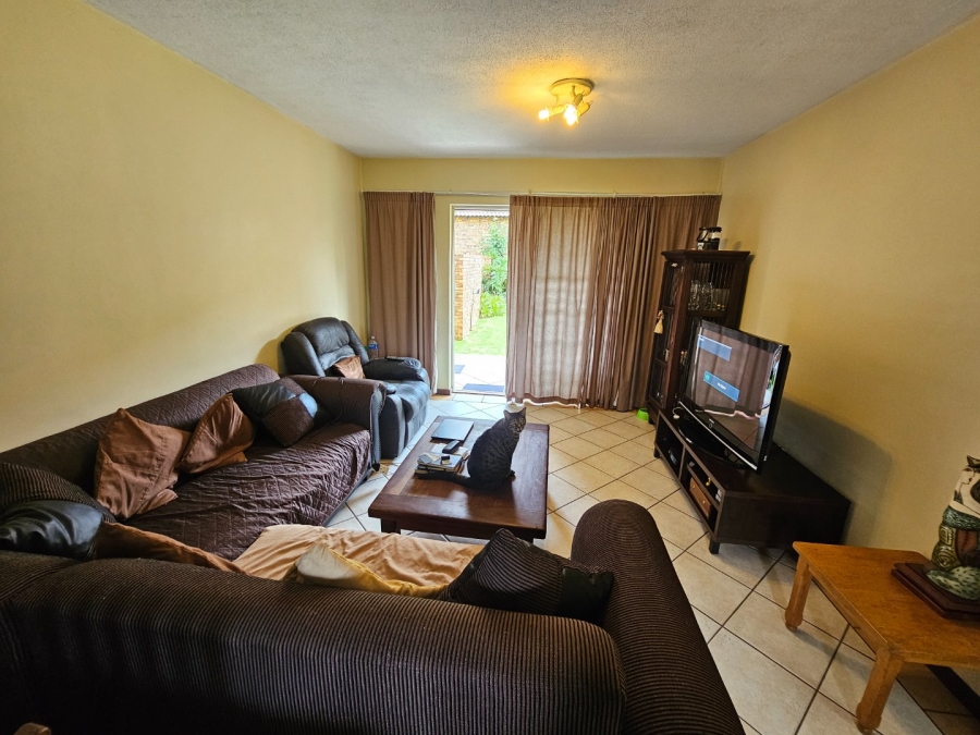 2 Bedroom Property for Sale in Die Hoewes Gauteng