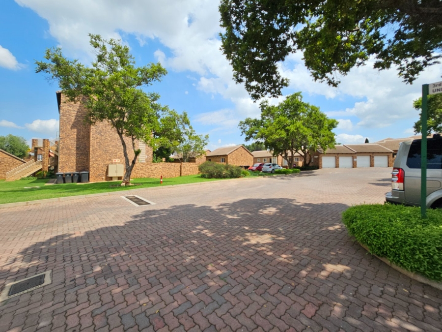 2 Bedroom Property for Sale in Die Hoewes Gauteng