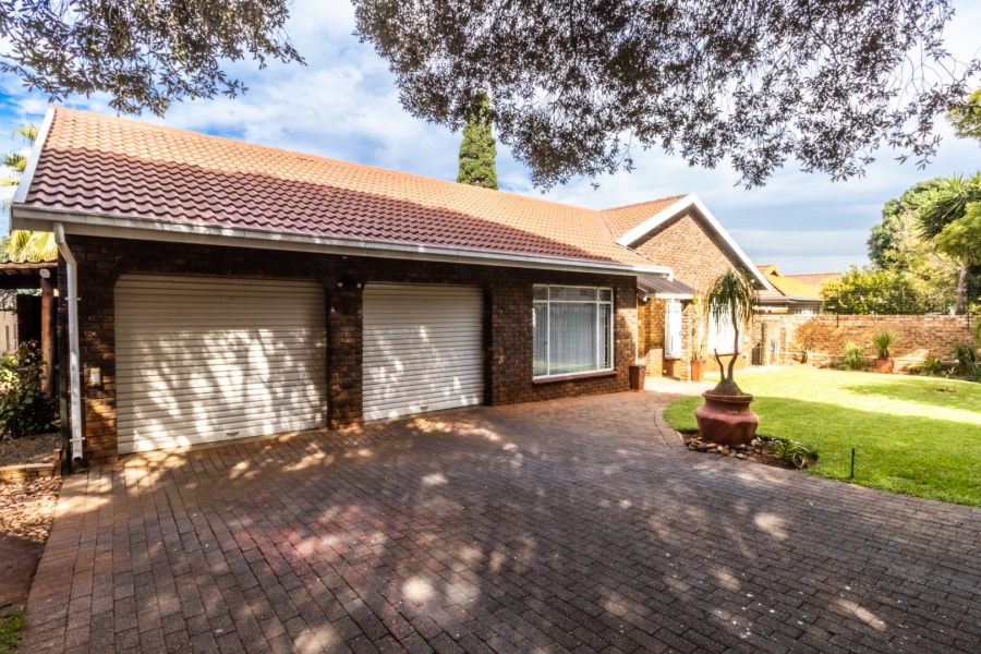 4 Bedroom Property for Sale in Zwartkop Gauteng