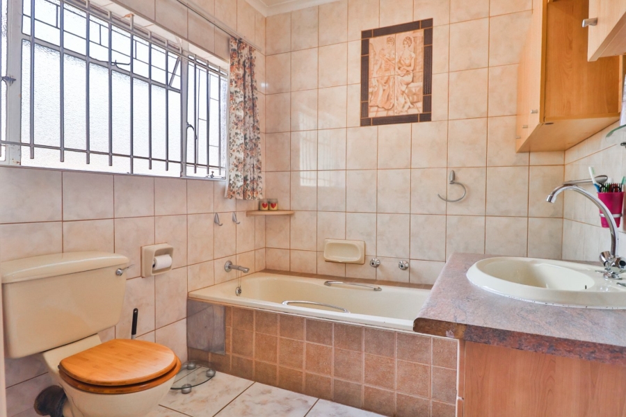 4 Bedroom Property for Sale in Zwartkop Gauteng
