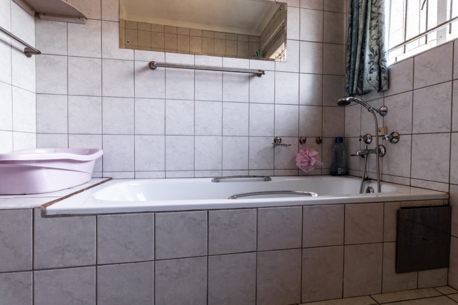 4 Bedroom Property for Sale in Zwartkop Gauteng