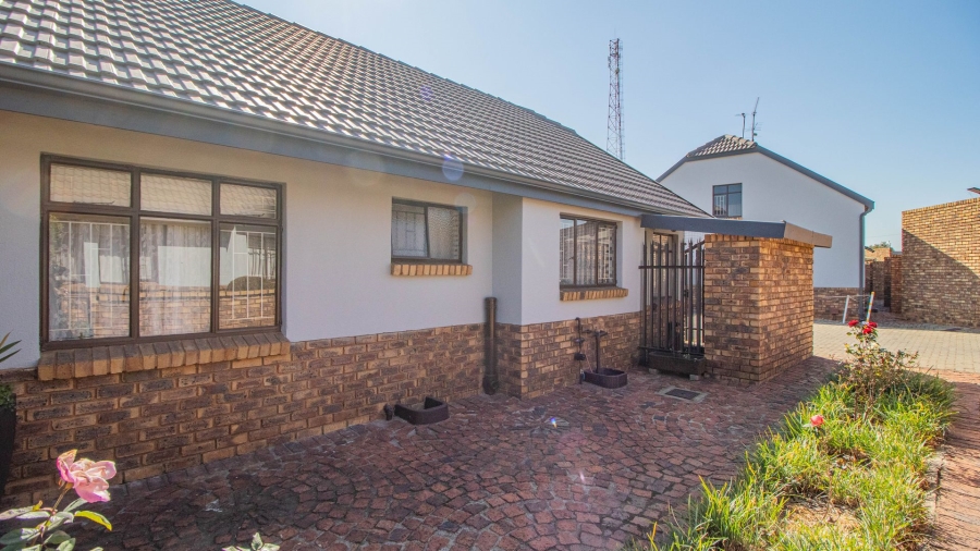 3 Bedroom Property for Sale in Bonaero Park Gauteng