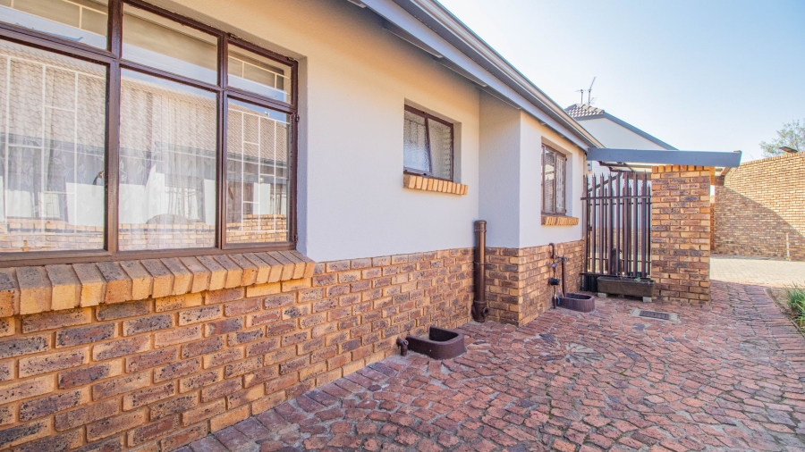 3 Bedroom Property for Sale in Bonaero Park Gauteng